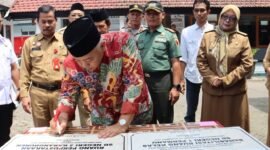 Foto : Bupati Malang, Drs. H. M. Sanusi, M.M melaunching Program Inovasi Pengembangan Bahasa Inggris Sekolah Dasar (SD) se Wilayah Kerja Korwil Dinas Pendidikan Kecamatan Pakisaji