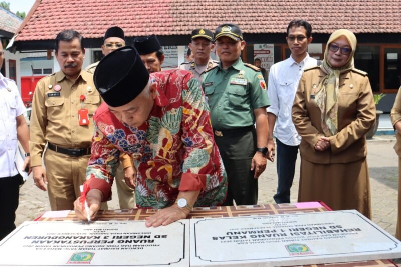 Foto : Bupati Malang, Drs. H. M. Sanusi, M.M melaunching Program Inovasi Pengembangan Bahasa Inggris Sekolah Dasar (SD) se Wilayah Kerja Korwil Dinas Pendidikan Kecamatan Pakisaji