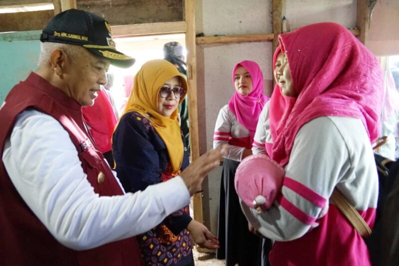 Foto : Bupati Malang H.M Sanusi sambang Dusun Terpencil Di Desa Wonorejo Singosari