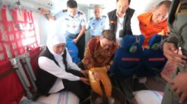 Foto : Gubernur Jawa Timur Khofifah Indar Parawansa bersama Wakil Bupati Malang, Drs. H. Didik Gatot Subroto, SH.MH melakukan penebaran benih melalui udara (Aeroseeding)