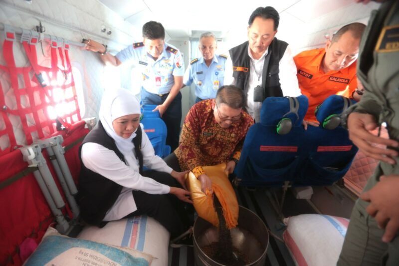 Foto : Gubernur Jawa Timur Khofifah Indar Parawansa bersama Wakil Bupati Malang, Drs. H. Didik Gatot Subroto, SH.MH melakukan penebaran benih melalui udara (Aeroseeding)