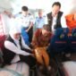 Foto : Gubernur Jawa Timur Khofifah Indar Parawansa bersama Wakil Bupati Malang, Drs. H. Didik Gatot Subroto, SH.MH melakukan penebaran benih melalui udara (Aeroseeding)