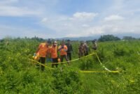 Foto : petugas gabungan dari Polsek Singosari dan Tim Identifikasi Satreskrim Polres Malang melakukan olah Tempat Kejadian Perkara (TKP)