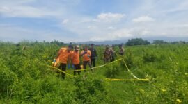 Foto : petugas gabungan dari Polsek Singosari dan Tim Identifikasi Satreskrim Polres Malang melakukan olah Tempat Kejadian Perkara (TKP)