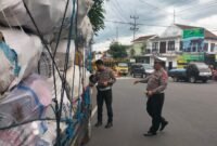 Foto : Anggota Satlantas Polres Batu melakukan teguran dan enindakan kendaraan yang lakukan ODOL 
