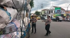 Foto : Anggota Satlantas Polres Batu melakukan teguran dan enindakan kendaraan yang lakukan ODOL 