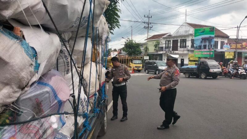Foto : Anggota Satlantas Polres Batu melakukan teguran dan enindakan kendaraan yang lakukan ODOL 