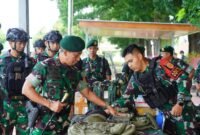 Foto : Panglima Divisi Infanteri 2 Kostrad Mayjen TNI Haryanto, S.I.P., M.Tr. (Han)., meninjau dan memeriksa kesiapan Satgas Pamtas RI – PNG Mobile satuan Yonif 503/Mayangkara/18/2 Kostrad