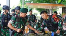 Foto : Panglima Divisi Infanteri 2 Kostrad Mayjen TNI Haryanto, S.I.P., M.Tr. (Han)., meninjau dan memeriksa kesiapan Satgas Pamtas RI – PNG Mobile satuan Yonif 503/Mayangkara/18/2 Kostrad
