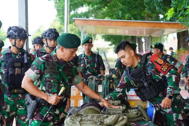 Foto : Panglima Divisi Infanteri 2 Kostrad Mayjen TNI Haryanto, S.I.P., M.Tr. (Han)., meninjau dan memeriksa kesiapan Satgas Pamtas RI – PNG Mobile satuan Yonif 503/Mayangkara/18/2 Kostrad