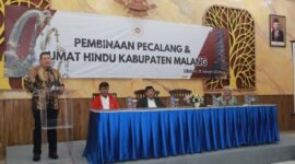 Foto :  Wakil Bupati Malang Drs. H. Didik Gatot Subroto, S.H, M.H, Anggota Komisi XI DPR RI Ir Andreas Eddy Susetyo M.M saat menghdiri embinaan Pecaang dan Umat Hindu