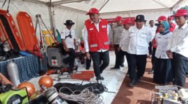 Foto : PJ. Wali Kota Malang Dr. Ir. Wahyu Hidayat, MM usai apel melakukan pengecekan eraatan relawan 