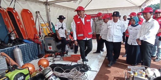 Foto : PJ. Wali Kota Malang Dr. Ir. Wahyu Hidayat, MM usai apel melakukan pengecekan eraatan relawan 