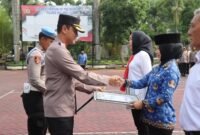 Foto : Kapolres Malang, AKBP Putu Kholis Aryana,memberikan penghargaan