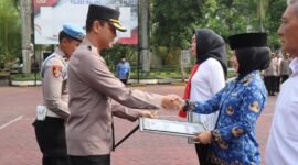 Foto : Kapolres Malang, AKBP Putu Kholis Aryana,memberikan penghargaan