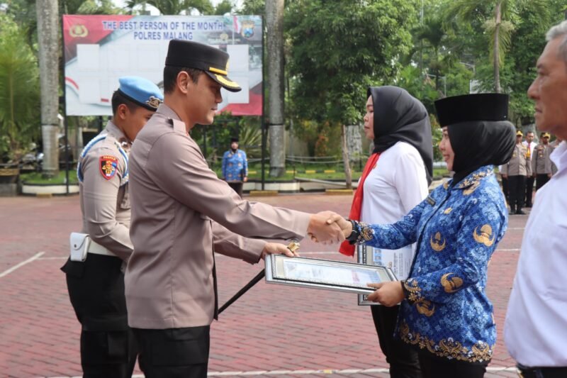 Foto : Kapolres Malang, AKBP Putu Kholis Aryana,memberikan penghargaan