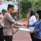Foto : Kapolres Malang, AKBP Putu Kholis Aryana,memberikan penghargaan