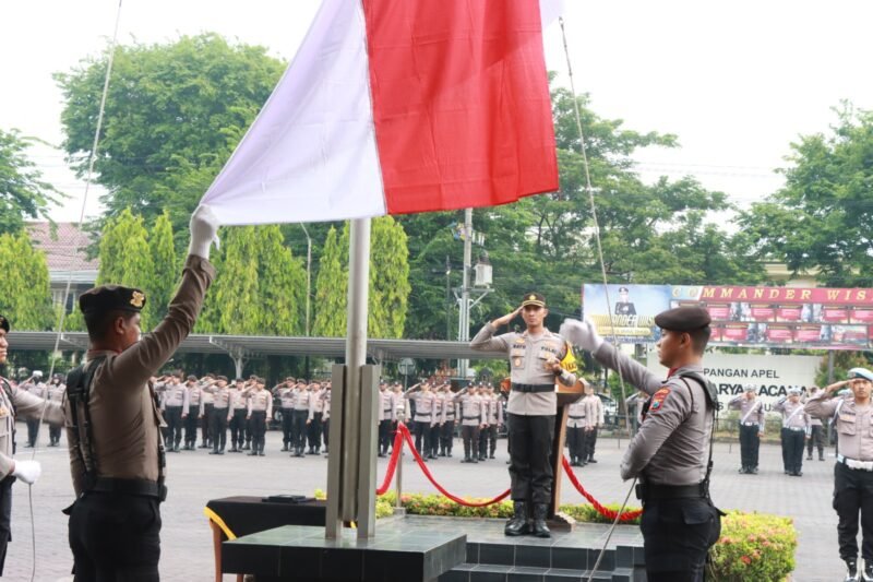 Foto : Kepolisian Resor Pasuruan melaksanakan upacara bendera hari kesadaran nasional