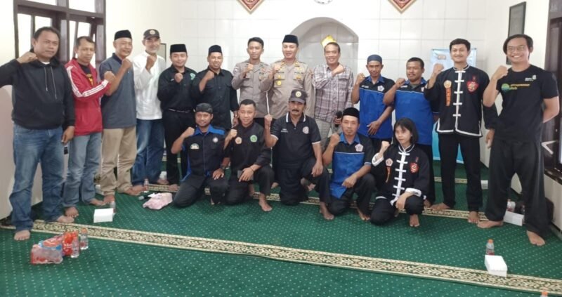 Foto : Kapolsek Tumpang AKP Achmad Zainuddin bersama perguruan pencak silat se Kacamatan Tumpang