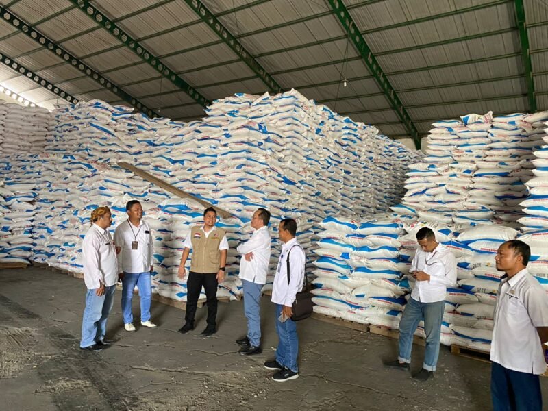 Foto : Tim Satgas meakukan pengecekan gudang pupuk