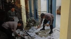 Foto : Anggta Polres Pasuruan Kota membantu warga yang terdampak angin puting beliung 
