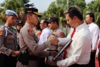 Foto : Kapolres Batu AKBP Oskar Syamsuddin, S.I.K., M.T. meberikan reward kepada anggota berprestasi