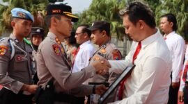 Foto : Kapolres Batu AKBP Oskar Syamsuddin, S.I.K., M.T. meberikan reward kepada anggota berprestasi