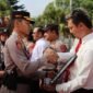 Foto : Kapolres Batu AKBP Oskar Syamsuddin, S.I.K., M.T. meberikan reward kepada anggota berprestasi