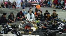 Foto : Ripkianto dan Moreno Suprapto dan Mirza menyaksikan Ritual Bantengan bersama Putro Cemoko
