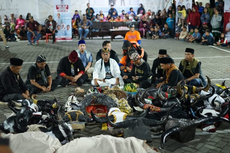 Foto : Ripkianto dan Moreno Suprapto dan Mirza menyaksikan Ritual Bantengan bersama Putro Cemoko