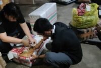Foto : Bea Cukai Malang saat gagalkan pengiriman rokok ilegal di jasa ekspedisi 