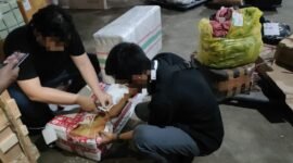 Foto : Bea Cukai Malang saat gagalkan pengiriman rokok ilegal di jasa ekspedisi 