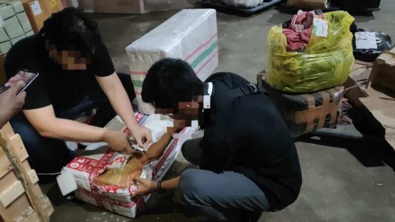 Foto : Bea Cukai Malang saat gagalkan pengiriman rokok ilegal di jasa ekspedisi 