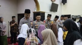 Foto : Kepala Kepolisian Resor Malang, AKBP Putu Kholis Aryana memberikan santunan kepada anak yatim iatu