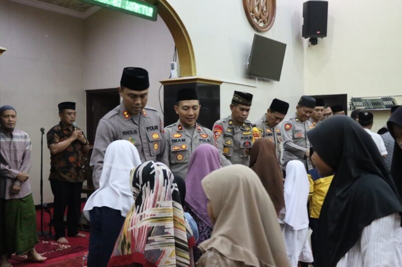 Foto : Kepala Kepolisian Resor Malang, AKBP Putu Kholis Aryana memberikan santunan kepada anak yatim iatu