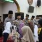 Foto : Kepala Kepolisian Resor Malang, AKBP Putu Kholis Aryana memberikan santunan kepada anak yatim iatu