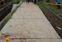 Foto : Anggota Satreskrim Polres Batu olah TKP atas temuan mayat di Desa Ngroto 
Pujon
