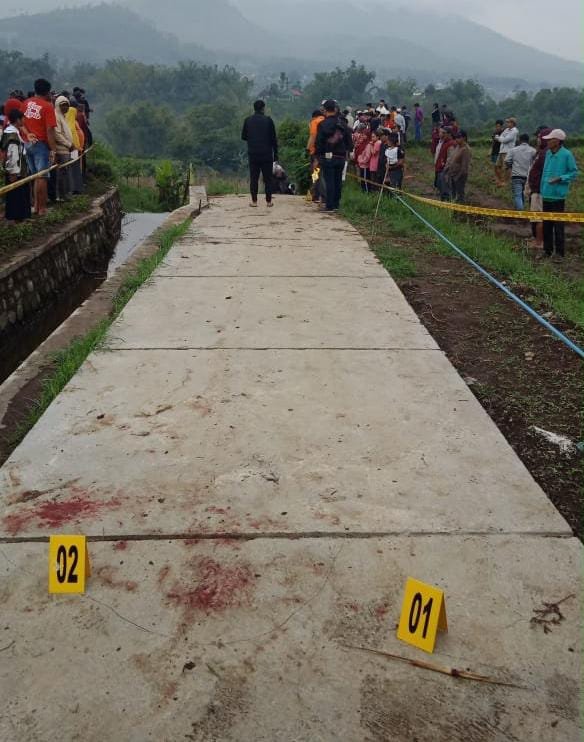Foto : Anggota Satreskrim Polres Batu olah TKP atas temuan mayat di Desa Ngroto 
Pujon