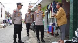 Foto : Kapolres Batu AKBP Oskar Syamsuddin gelar Jumat Curhat dengan mengunjugi rumah warga