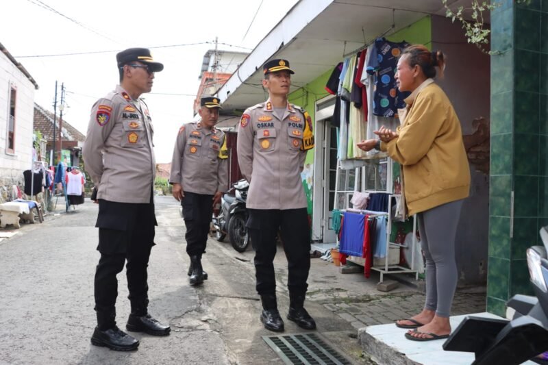 Foto : Kapolres Batu AKBP Oskar Syamsuddin gelar Jumat Curhat dengan mengunjugi rumah warga