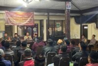 Foto : Kapolsek Tumpang AKP Achmad Zainuddin memberikan pembinaan Linmas jelang Pemilu
