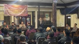 Foto : Kapolsek Tumpang AKP Achmad Zainuddin memberikan pembinaan Linmas jelang Pemilu
