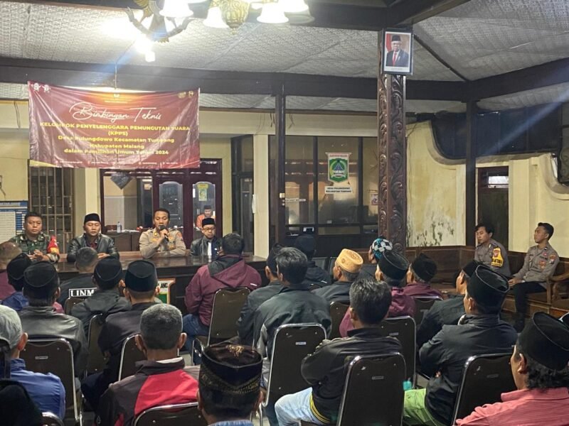 Foto : Kapolsek Tumpang AKP Achmad Zainuddin memberikan pembinaan Linmas jelang Pemilu