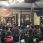 Foto : Kapolsek Tumpang AKP Achmad Zainuddin memberikan pembinaan Linmas jelang Pemilu