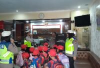 Foto : Anggota Satlanas Polres Malang beriikan edukasi Berlalu Lintas ke Anak-anak TK Tunas Daud Cahaya 