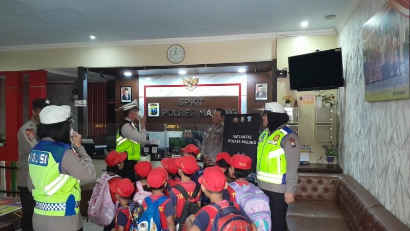 Foto : Anggota Satlanas Polres Malang beriikan edukasi Berlalu Lintas ke Anak-anak TK Tunas Daud Cahaya 