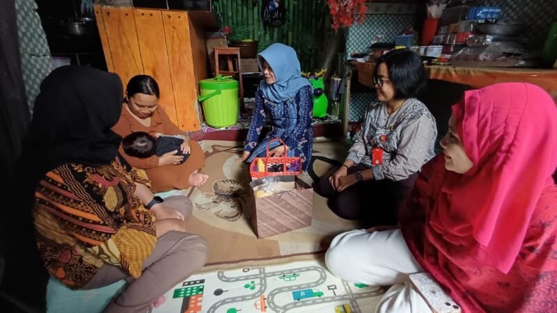 Foto : Kepala OPD Pemkot Batu kungjungi anak-anak balita stunting