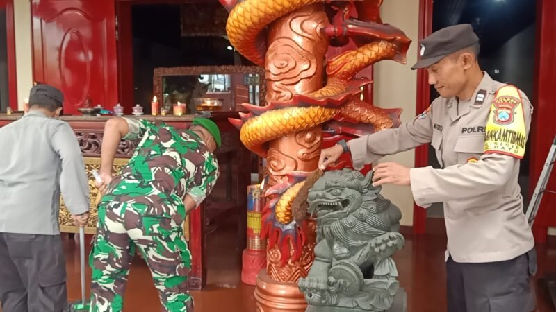 Foto : Polres Batu dan Kodim 0818 Gelar Bakti Sosial di Klenteng 