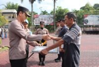Foto : Kapolres Malang, AKBP Putu Kholis Aryana, memberikan penghargaan kepada personel TNI-Polri dan masyarakat 