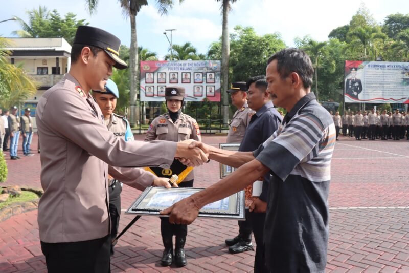 Foto : Kapolres Malang, AKBP Putu Kholis Aryana, memberikan penghargaan kepada personel TNI-Polri dan masyarakat 